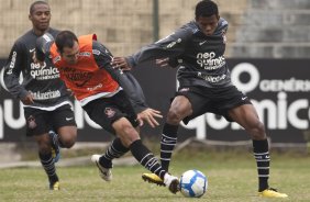 Elias; Danilo, que sai do time, e Moacir que volta no lugar de Alessandro, durante o treino do Corinthians realizado esta manh no Parque So Jorge. O prximo jogo do time ser domingo, dia 23/05 no Pacaembu, contra o Fluminense, pela 3 rodada do Campeonato Brasileiro 2010; So Paulo, Brasil