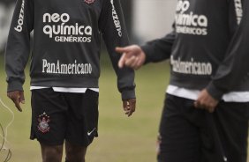 Elias e Ronaldo durante o treino do Corinthians realizado esta manhã no Parque São Jorge. O próximo jogo do time será domingo, dia 23/05 no Pacaembu, contra o Fluminense, pela 3ª rodada do Campeonato Brasileiro 2010; São Paulo, Brasil