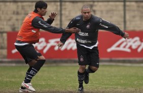 Escudero e Ronaldo durante o treino do Corinthians realizado esta manhã no Parque São Jorge. O próximo jogo do time será domingo, dia 23/05 no Pacaembu, contra o Fluminense, pela 3ª rodada do Campeonato Brasileiro 2010; São Paulo, Brasil