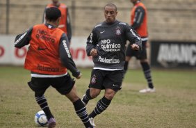 Iarley, de costas, e Roberto Carlos durante o treino do Corinthians realizado esta manhã no Parque São Jorge. O próximo jogo do time será domingo, dia 23/05 no Pacaembu, contra o Fluminense, pela 3ª rodada do Campeonato Brasileiro 2010; São Paulo, Brasil