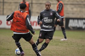 Iarley, de costas, e Roberto Carlos durante o treino do Corinthians realizado esta manh no Parque So Jorge. O prximo jogo do time ser domingo, dia 23/05 no Pacaembu, contra o Fluminense, pela 3 rodada do Campeonato Brasileiro 2010; So Paulo, Brasil