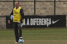 Mano Menezes durante o treino do Corinthians realizado esta manhã no Parque São Jorge. O próximo jogo do time será domingo, dia 23/05 no Pacaembu, contra o Fluminense, pela 3ª rodada do Campeonato Brasileiro 2010; São Paulo, Brasil