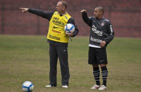 Mano Menezes e Roberto Carlos durante o treino do Corinthians realizado esta manh no Parque So Jorge. O prximo jogo do time ser domingo, dia 23/05 no Pacaembu, contra o Fluminense, pela 3 rodada do Campeonato Brasileiro 2010; So Paulo, Brasil