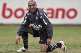 Roberto Carlos durante o treino do Corinthians realizado esta manhã no Parque São Jorge. O próximo jogo do time será domingo, dia 23/05 no Pacaembu, contra o Fluminense, pela 3ª rodada do Campeonato Brasileiro 2010; São Paulo, Brasil