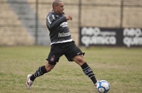 Roberto Carlos durante o treino do Corinthians realizado esta manhã no Parque São Jorge. O próximo jogo do time será domingo, dia 23/05 no Pacaembu, contra o Fluminense, pela 3ª rodada do Campeonato Brasileiro 2010; São Paulo, Brasil