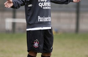 Roberto Carlos durante o treino do Corinthians realizado esta manhã no Parque São Jorge. O próximo jogo do time será domingo, dia 23/05 no Pacaembu, contra o Fluminense, pela 3ª rodada do Campeonato Brasileiro 2010; São Paulo, Brasil