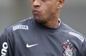 Roberto Carlos durante o treino do Corinthians realizado esta manhã no Parque São Jorge. O próximo jogo do time será domingo, dia 23/05 no Pacaembu, contra o Fluminense, pela 3ª rodada do Campeonato Brasileiro 2010; São Paulo, Brasil