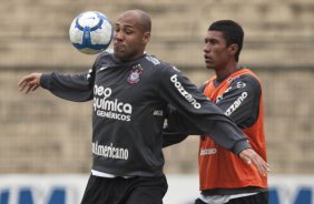 Souza e Paulinho durante o treino do Corinthians realizado esta manh no Parque So Jorge. O prximo jogo do time ser domingo, dia 23/05 no Pacaembu, contra o Fluminense, pela 3 rodada do Campeonato Brasileiro 2010; So Paulo, Brasil