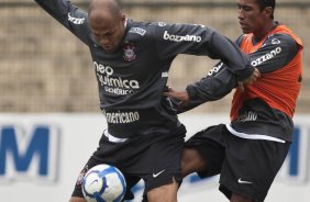 Souza e Paulinho durante o treino do Corinthians realizado esta manhã no Parque São Jorge. O próximo jogo do time será domingo, dia 23/05 no Pacaembu, contra o Fluminense, pela 3ª rodada do Campeonato Brasileiro 2010; São Paulo, Brasil