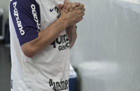 Chico rezando nos vestirios antes da partida entre Corinthians x Fluminense vlida pela 3 rodada do Campeonato Brasileiro 2010, realizada no estdio do Pacaembu