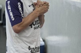 Chicão rezando nos vestiários antes da partida entre Corinthians x Fluminense válida pela 3ª rodada do Campeonato Brasileiro 2010, realizada no estádio do Pacaembu