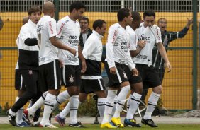 Chicão(d) morde a camisa e comemora seu gol de falta durante partida entre Corinthians x Fluminense válida pela 3ª rodada do Campeonato Brasileiro 2010, realizada no estádio do Pacaembu