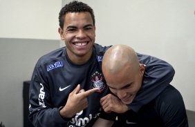 Dentinho e Julio Cesar nos vestirios antes da partida entre Corinthians x Fluminense vlida pela 3 rodada do Campeonato Brasileiro 2010, realizada no estdio do Pacaembu