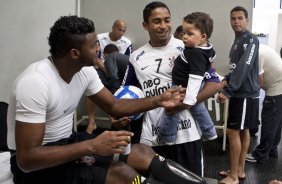 Felipe; Jorge Henrique com o filho Thiago Henrique, nos vestiários antes da partida entre Corinthians x Fluminense válida pela 3ª rodada do Campeonato Brasileiro 2010, realizada no estádio do Pacaembu