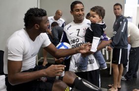 Felipe; Jorge Henrique com o filho Thiago Henrique, nos vestirios antes da partida entre Corinthians x Fluminense vlida pela 3 rodada do Campeonato Brasileiro 2010, realizada no estdio do Pacaembu