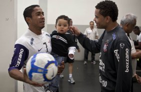 Jorge Henrique com o filho Thiago Henrique, e Dentinho, nos vestiários antes da partida entre Corinthians x Fluminense válida pela 3ª rodada do Campeonato Brasileiro 2010, realizada no estádio do Pacaembu