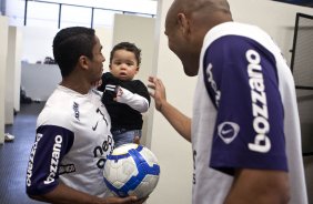 Jorge Henrique com o filho Thiago Henrique e Souza nos vestirios antes da partida entre Corinthians x Fluminense vlida pela 3 rodada do Campeonato Brasileiro 2010, realizada no estdio do Pacaembu