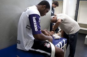 Jucilei e o massagista Ceará nos vestiários antes da partida entre Corinthians x Fluminense válida pela 3ª rodada do Campeonato Brasileiro 2010, realizada no estádio do Pacaembu