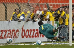 O goleiro Rafael no segura o chute na falta cobrada por Chico, o primeiro gol do Corinthians durante partida entre Corinthians x Fluminense vlida pela 3 rodada do Campeonato Brasileiro 2010, realizada no estdio do Pacaembu