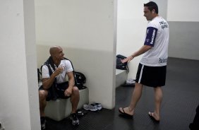 Roberto Carlos e Chicão nos vestiários antes da partida entre Corinthians x Fluminense válida pela 3ª rodada do Campeonato Brasileiro 2010, realizada no estádio do Pacaembu
