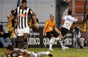 (5) Ralf corre e comemora seu gol, o terceiro do Corinthians durante partida entre Corinthians x Santos, válida pela 5ª rodada do Campeonato Brasileiro 2010, realizada no estádio do Pacaembu