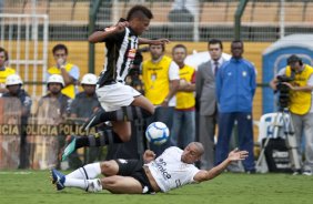 Andr e Roberto Carlos durante partida entre Corinthians x Santos, vlida pela 5 rodada do Campeonato Brasileiro 2010, realizada no estdio do Pacaembu