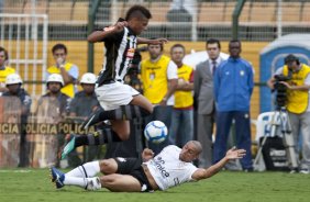 André e Roberto Carlos durante partida entre Corinthians x Santos, válida pela 5ª rodada do Campeonato Brasileiro 2010, realizada no estádio do Pacaembu