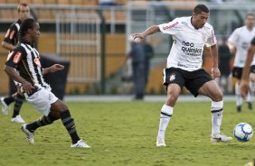 Arouca e Ralf durante partida entre Corinthians x Santos, válida pela 5ª rodada do Campeonato Brasileiro 2010, realizada no estádio do Pacaembu