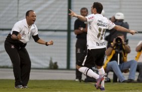 Bruno Cesar comemora seu gol com o preparador fsico Eduardo Silva durante partida entre Corinthians x Santos, vlida pela 5 rodada do Campeonato Brasileiro 2010, realizada no estdio do Pacaembu