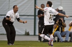 Bruno Cesar comemora seu gol com o preparador físico Eduardo Silva durante partida entre Corinthians x Santos, válida pela 5ª rodada do Campeonato Brasileiro 2010, realizada no estádio do Pacaembu