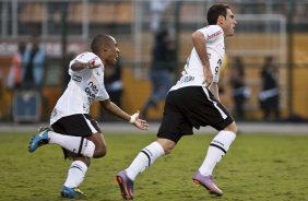 Bruno Cesar(d) corre e comemora seu gol com Elias durante partida entre Corinthians x Santos, válida pela 5ª rodada do Campeonato Brasileiro 2010, realizada no estádio do Pacaembu