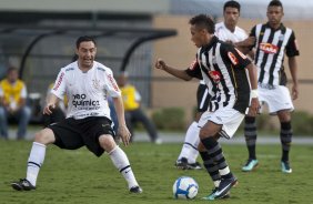 Chicão e Nayemar durante partida entre Corinthians x Santos, válida pela 5ª rodada do Campeonato Brasileiro 2010, realizada no estádio do Pacaembu