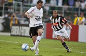 Danilo e Leo durante partida entre Corinthians x Santos, válida pela 5ª rodada do Campeonato Brasileiro 2010, realizada no estádio do Pacaembu