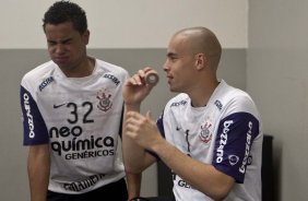 Dentinho e Julio Cesar nos vestirios antes da partida entre Corinthians x Santos, vlida pela 5 rodada do Campeonato Brasileiro 2010, realizada no estdio do Pacaembu