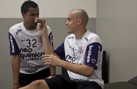Dentinho e Julio Cesar nos vestirios antes da partida entre Corinthians x Santos, vlida pela 5 rodada do Campeonato Brasileiro 2010, realizada no estdio do Pacaembu