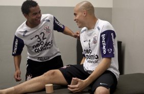 Dentinho e Julio Cesar nos vestirios antes da partida entre Corinthians x Santos, vlida pela 5 rodada do Campeonato Brasileiro 2010, realizada no estdio do Pacaembu