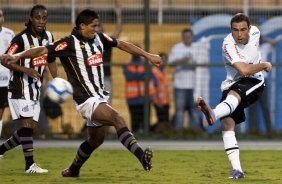 Durval e Bruno Cesar durante partida entre Corinthians x Santos, válida pela 5ª rodada do Campeonato Brasileiro 2010, realizada no estádio do Pacaembu