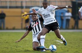 Durval e Elias durante partida entre Corinthians x Santos, vlida pela 5 rodada do Campeonato Brasileiro 2010, realizada no estdio do Pacaembu