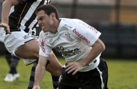 Edu Dracena derruba Bruno Cesar durante partida entre Corinthians x Santos, válida pela 5ª rodada do Campeonato Brasileiro 2010, realizada no estádio do Pacaembu