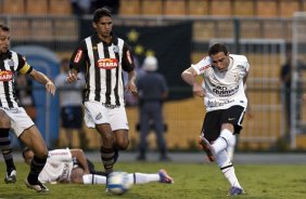Edu Dracena; Durval e Bruno Cesar durante partida entre Corinthians x Santos, válida pela 5ª rodada do Campeonato Brasileiro 2010, realizada no estádio do Pacaembu