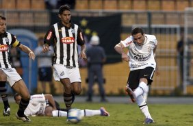 Edu Dracena; Durval e Bruno Cesar durante partida entre Corinthians x Santos, vlida pela 5 rodada do Campeonato Brasileiro 2010, realizada no estdio do Pacaembu