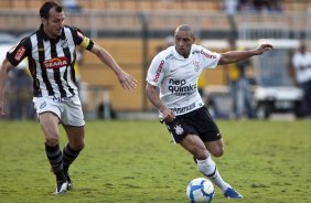 Edu Dracena e Roberto Carlos durante partida entre Corinthians x Santos, válida pela 5ª rodada do Campeonato Brasileiro 2010, realizada no estádio do Pacaembu