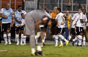 Jogadores comemora o terceiro gol do Corinthians feito por Ralf durante partida entre Corinthians x Santos, válida pela 5ª rodada do Campeonato Brasileiro 2010, realizada no estádio do Pacaembu