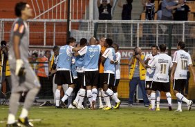 Jogadores comemora terceiro gol do Corinthians feito por Ralf durante partida entre Corinthians x Santos, válida pela 5ª rodada do Campeonato Brasileiro 2010, realizada no estádio do Pacaembu