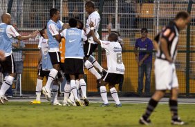 Jogadores comemora terceiro gol do Corinthians feito por Ralf durante partida entre Corinthians x Santos, vlida pela 5 rodada do Campeonato Brasileiro 2010, realizada no estdio do Pacaembu