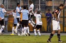 Jogadores comemora terceiro gol do Corinthians feito por Ralf durante partida entre Corinthians x Santos, válida pela 5ª rodada do Campeonato Brasileiro 2010, realizada no estádio do Pacaembu