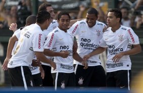 Jorge Henrique (c) comemora sseu gol com os jogadores durante partida entre Corinthians x Santos, válida pela 5ª rodada do Campeonato Brasileiro 2010, realizada no estádio do Pacaembu
