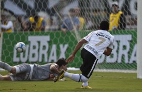 Jorge Henrique chuta em cima do goleiro Felipe e faz seu gol durante partida entre Corinthians x Santos, válida pela 5ª rodada do Campeonato Brasileiro 2010, realizada no estádio do Pacaembu
