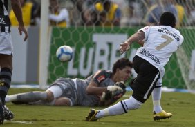 Jorge Henrique chuta em cima do goleiro Felipe e faz seu gol durante partida entre Corinthians x Santos, vlida pela 5 rodada do Campeonato Brasileiro 2010, realizada no estdio do Pacaembu