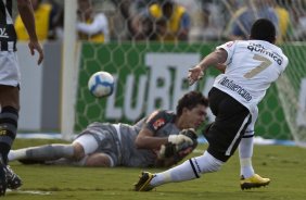 Jorge Henrique chuta em cima do goleiro Felipe e faz seu gol durante partida entre Corinthians x Santos, válida pela 5ª rodada do Campeonato Brasileiro 2010, realizada no estádio do Pacaembu
